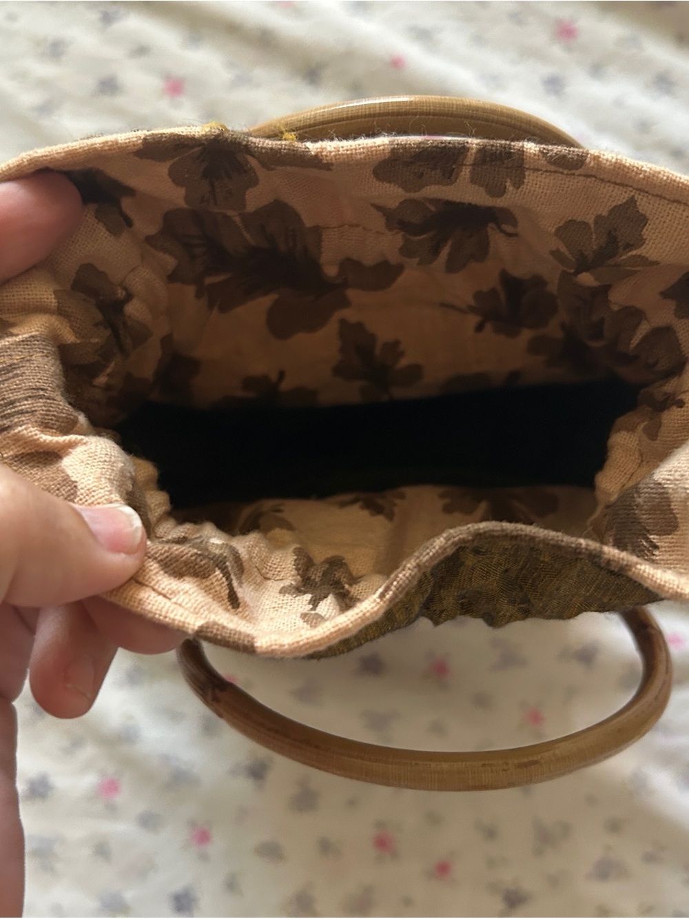 Straw bag with Drawstring and Floral Material on top to pull closed. Dainty - Picture 5 of 7
